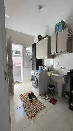 Imagem Casa Alto Padrão com 3 dormitórios sendo 1 suíte e 2 vagas - Floresta | Joinville/SC