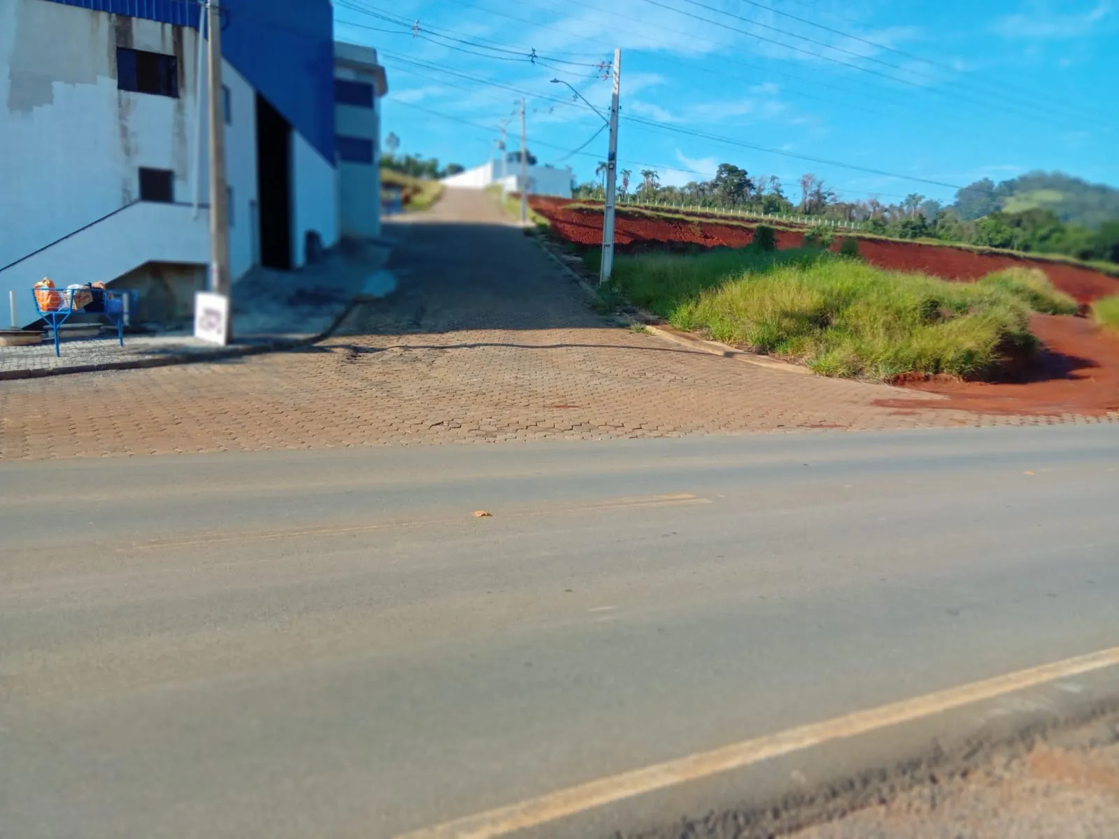 Imagem Galpão Comercial para Venda ou Locação em Cambuí-MG, Bairro Água Comprida: 1 Sala, 2 Banheiros, 5 Vagas de Garagem, 3.600m² de Área.