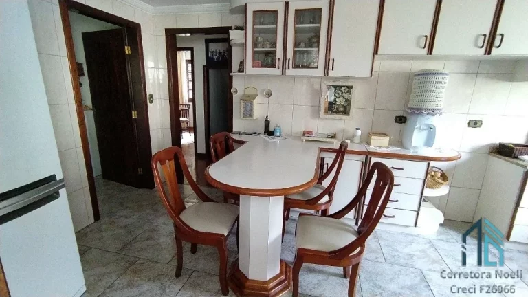 Imagem (PERMUTA) Casa a venda c/ático, ótima localização, 06 quartos c/suíte 8 vagas no Hauer em Curitiba PR