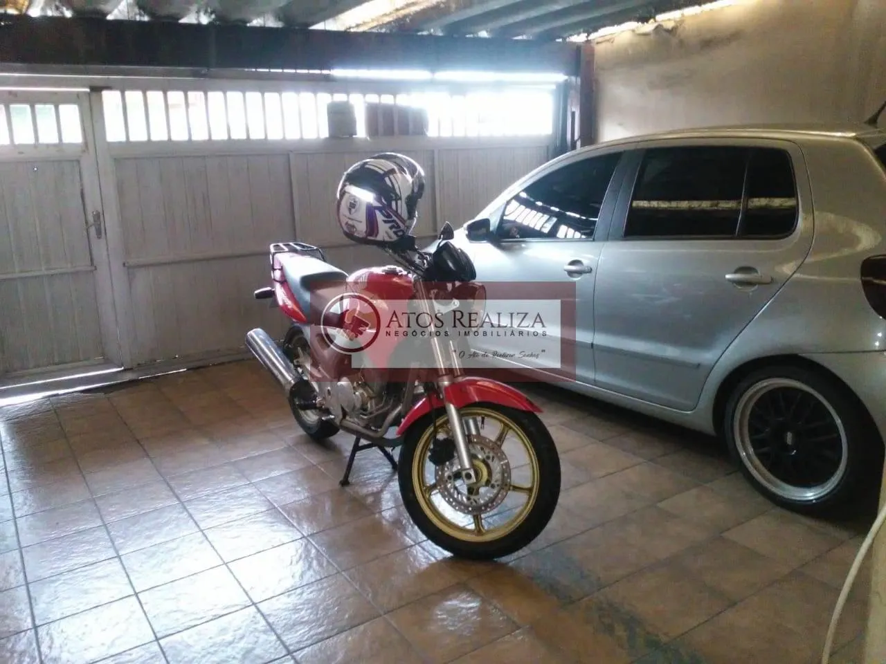 Imagem Oportunidade de um bom investimento. Vendo Sobrado de 180m² no Jardim Império, com 3 Dormitorios, sendo 1 Suíte, 2 Salas, Cozinha, 3 banheiros, 2 vagas de garagem cobertas, + uma pequena edícula. Valor R$ 600k, Agende uma visita e confira.