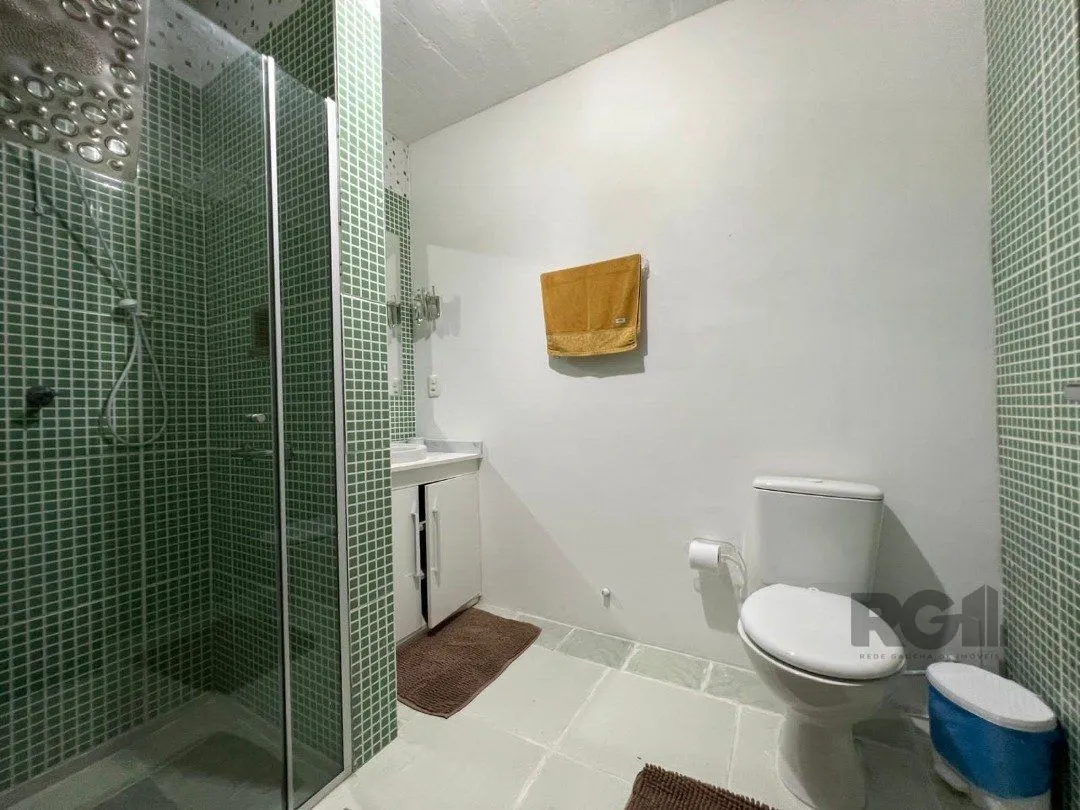 Imagem Casa avulsa em Atlântida, totalmente reformada, com 5 dormitórios , duas suítes, pátio arborizado com piscina e churrasqueira.