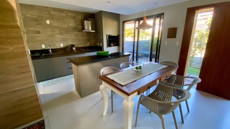 Imagem Casa de Alto Padrão em Garopaba-SC: 3 Suítes, 147m², Mobiliada, Próx. à Praia Central