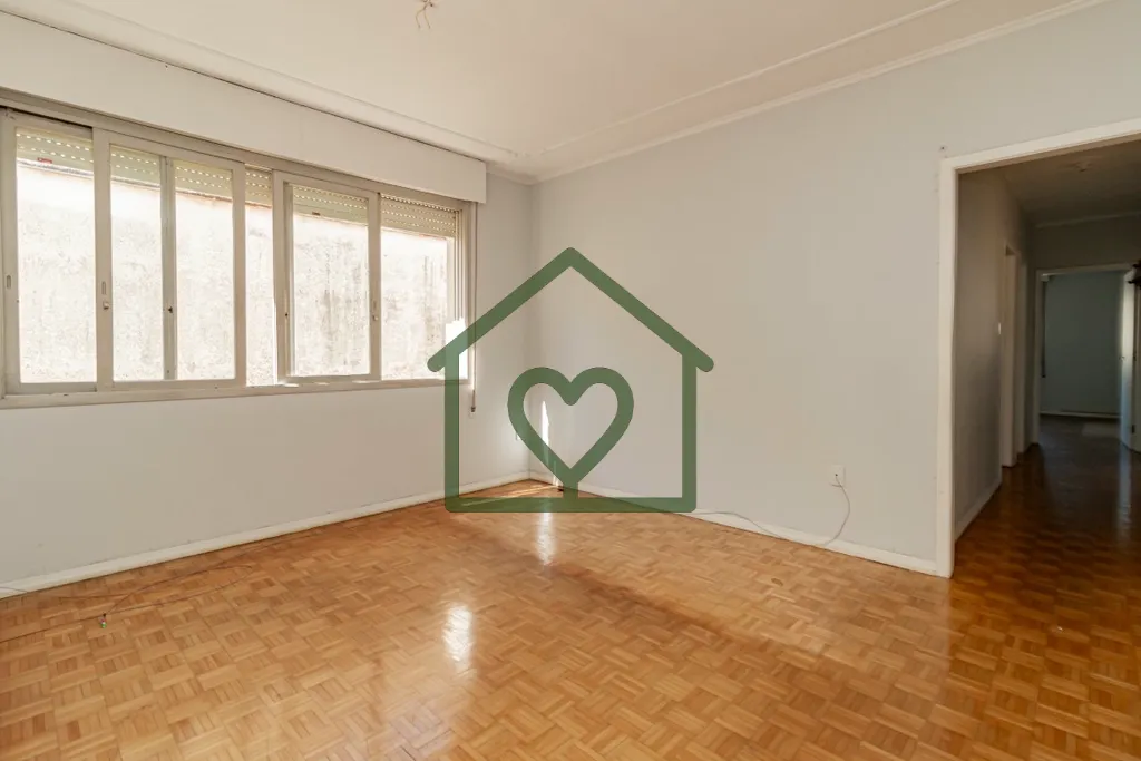Imagem No bairro Medianeira Amplo e confortável apartamento, reformado, com 3 dormitórios, 1 suíte e 114...