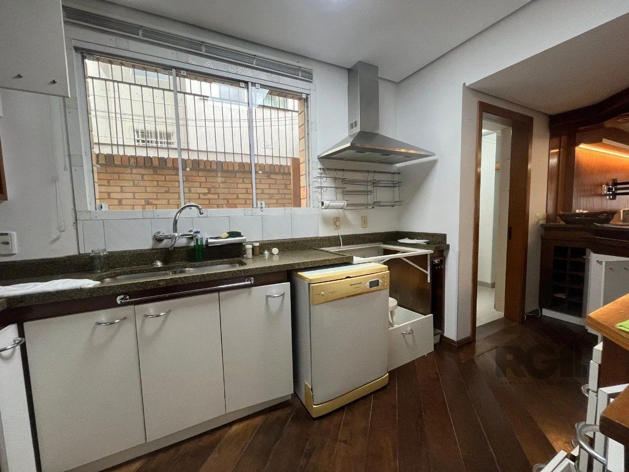 Imagem Casa de três quartos, suíte e quatro vagas de garagem no bairro Menino Deus em Porto Alegre