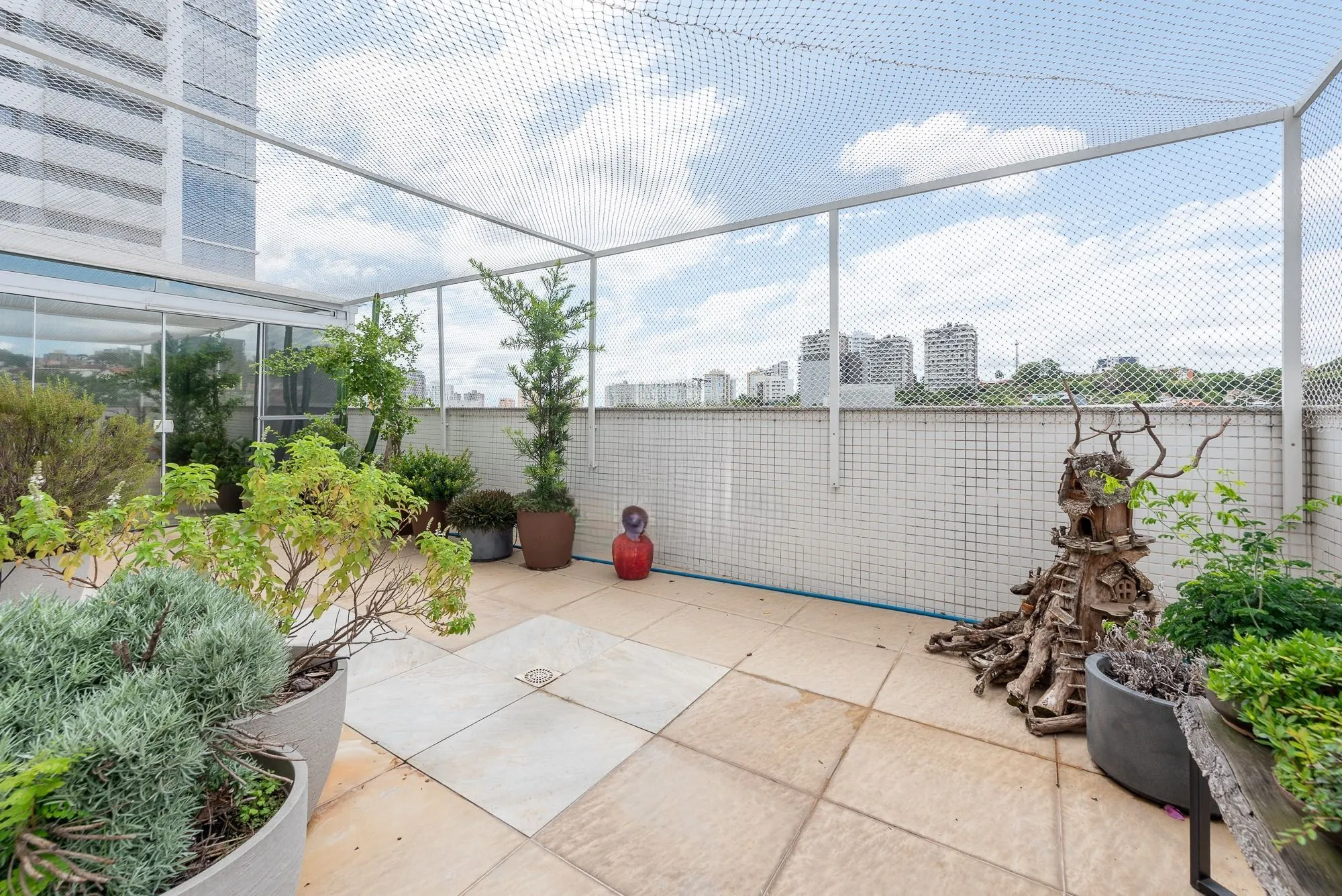 Imagem Apartamento Garden mobiliado, com 180 m² privativos, no bairro Chácara das Pedras