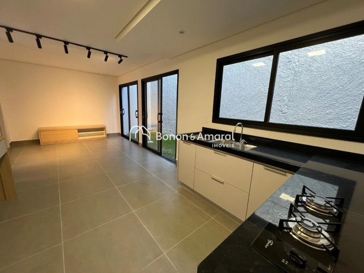 Imagem Casa triplex em condomínio com 3 suítes, automação, aquecimento solar, 168 m² no Chácaras Primavera