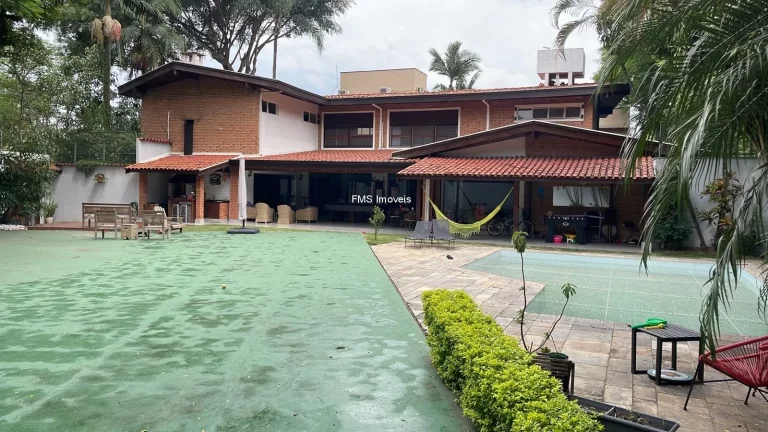 Imagem Casa de luxo à venda em São Paulo-SP, 4 quartos, 2 suítes, 3 salas, 5 banheiros, 6 vagas, 490m² no Alto de Pinheiros.