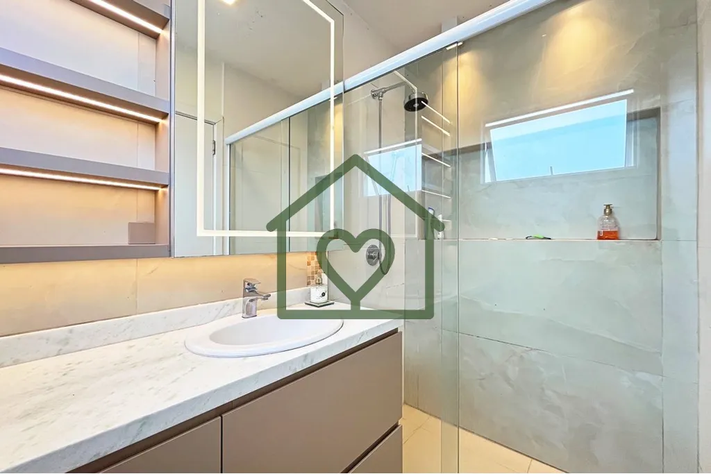 Imagem Este belo sobrado de 96m² oferece 3 dormitórios, incluindo 1 suíte com sacada. 
 A área social c...