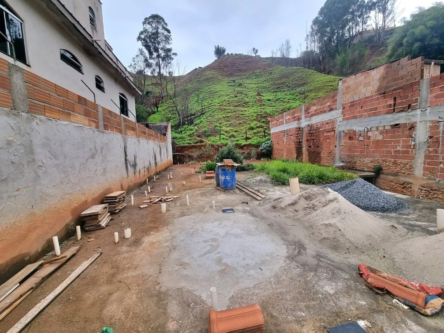 Imagem Terreno de 250m² à venda em Aparecida com projeto aprovado para 16 lofts modernos, ideal para uso residencial ou comercial, com vista incrível para a