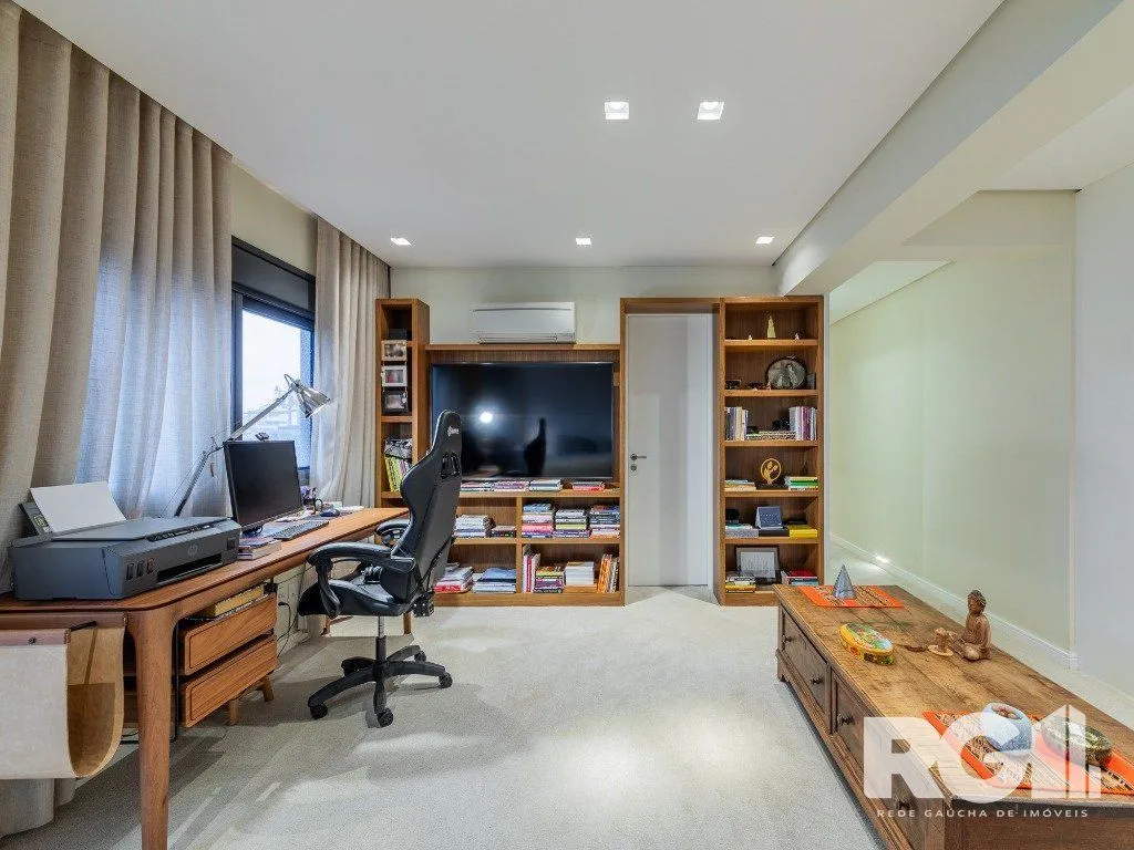 Imagem Belíssimo apartamento no Glass Aurélio andar alto, Living com pé direito duplo, 174m² privativos finamente decorado no Moinhos de Vento