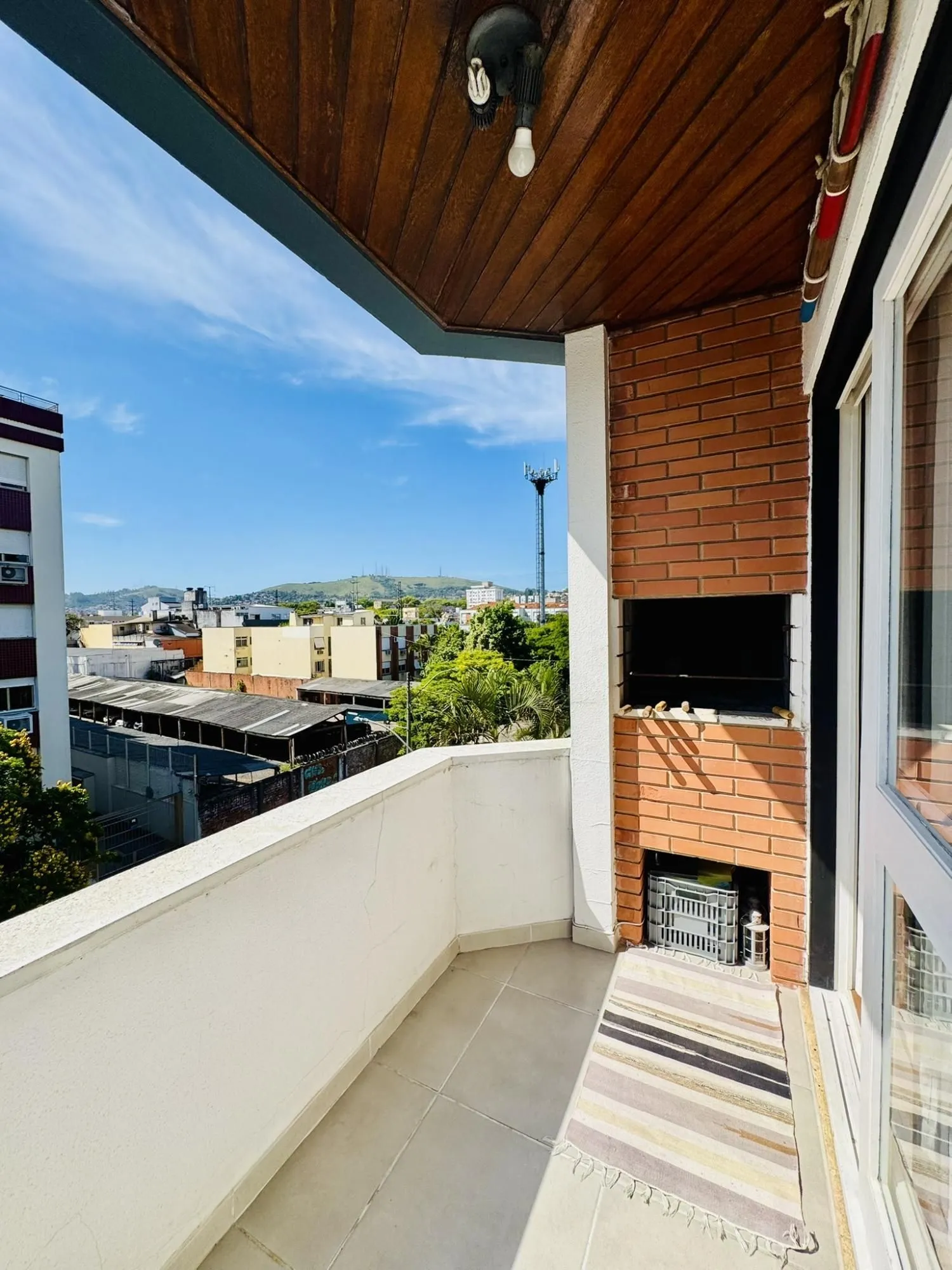 Imagem Apartamento 1 Dormitório Reformado com Sacada e Churrasqueira no Jardim Botânico