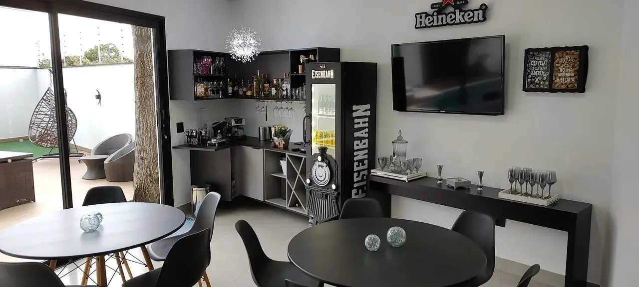 Imagem Imóvel de luxo em condomínio: Casa de 4 quartos e 3 suítes no Jd. Villagio Milano, Sorocaba-SP. 260m², 3 salas, 5 banheiros, 4 vagas.