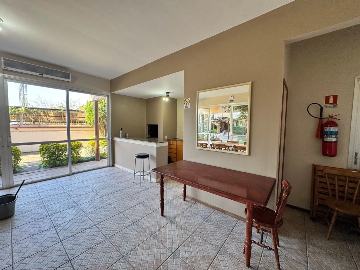 Imagem Apartamento dois dormitórios ( uma suíte) garagem/depósito Bairro Menino Deus