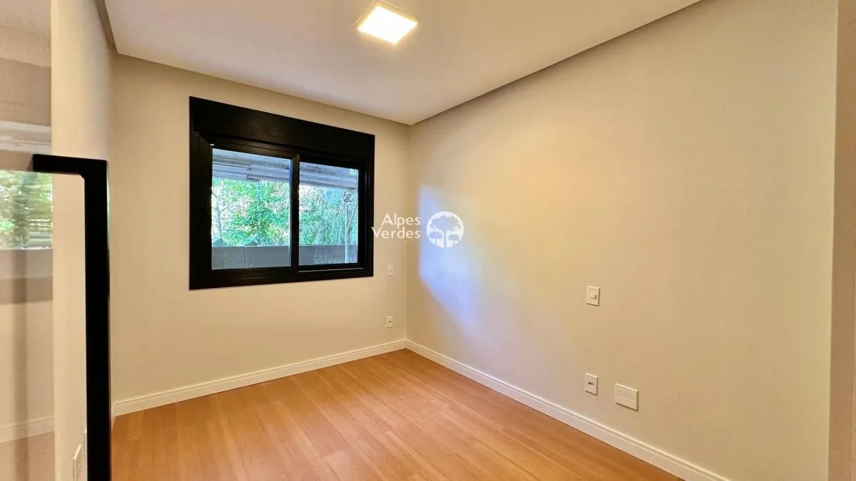 Imagem VENDE-SE APARTAMENTO PROXIMO A RUA COBERTA DE GRAMADO