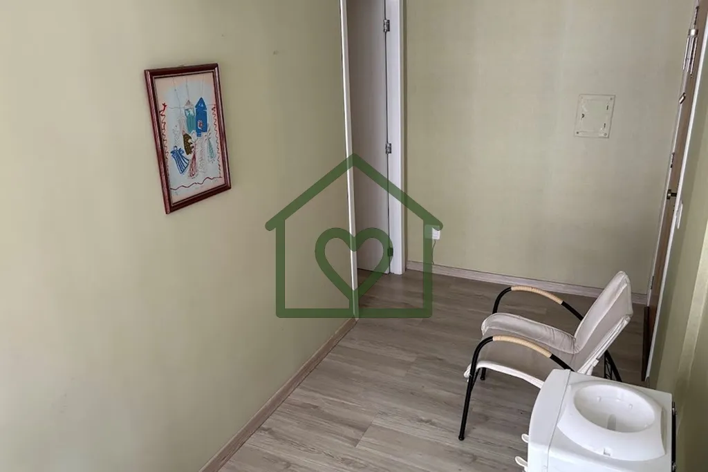 Imagem Sala comercial com 28m² privativos, localizada no 6º andar, em prédio com elevador e portaria, ga...