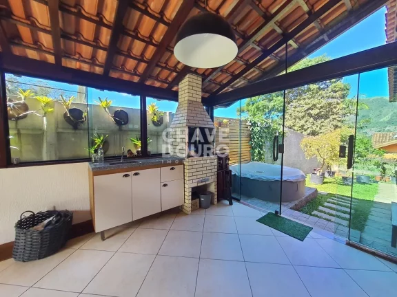 Imagem Casa linear reformada de 3 quartos (sendo 2 suítes) e área gourmet para venda em Teresópolis.