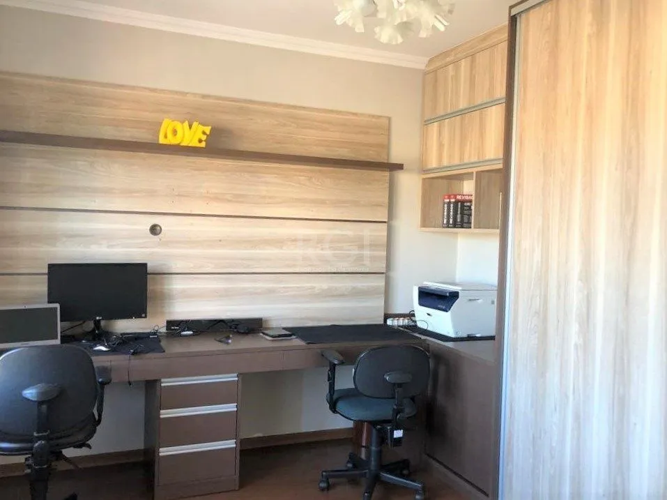 Imagem Casa à venda - 230m², 4 quartos, sendo 2 suítes, churrasqueira, piscina e 03 vagas de garagem