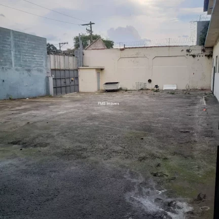 Imagem Galpão Comercial de Alto Padrão para Locação em Santo André-SP, no Bairro Campestre: 5 Banheiros, 10 Vagas, 950m² de Área.