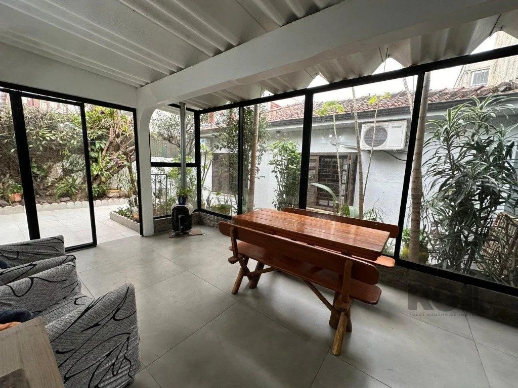 Imagem Vende-se ampla casa 3 quartos com hidro, 2 vagas, living com ladeira e salão de festas com churrasqueira - 260m² - Medianeira