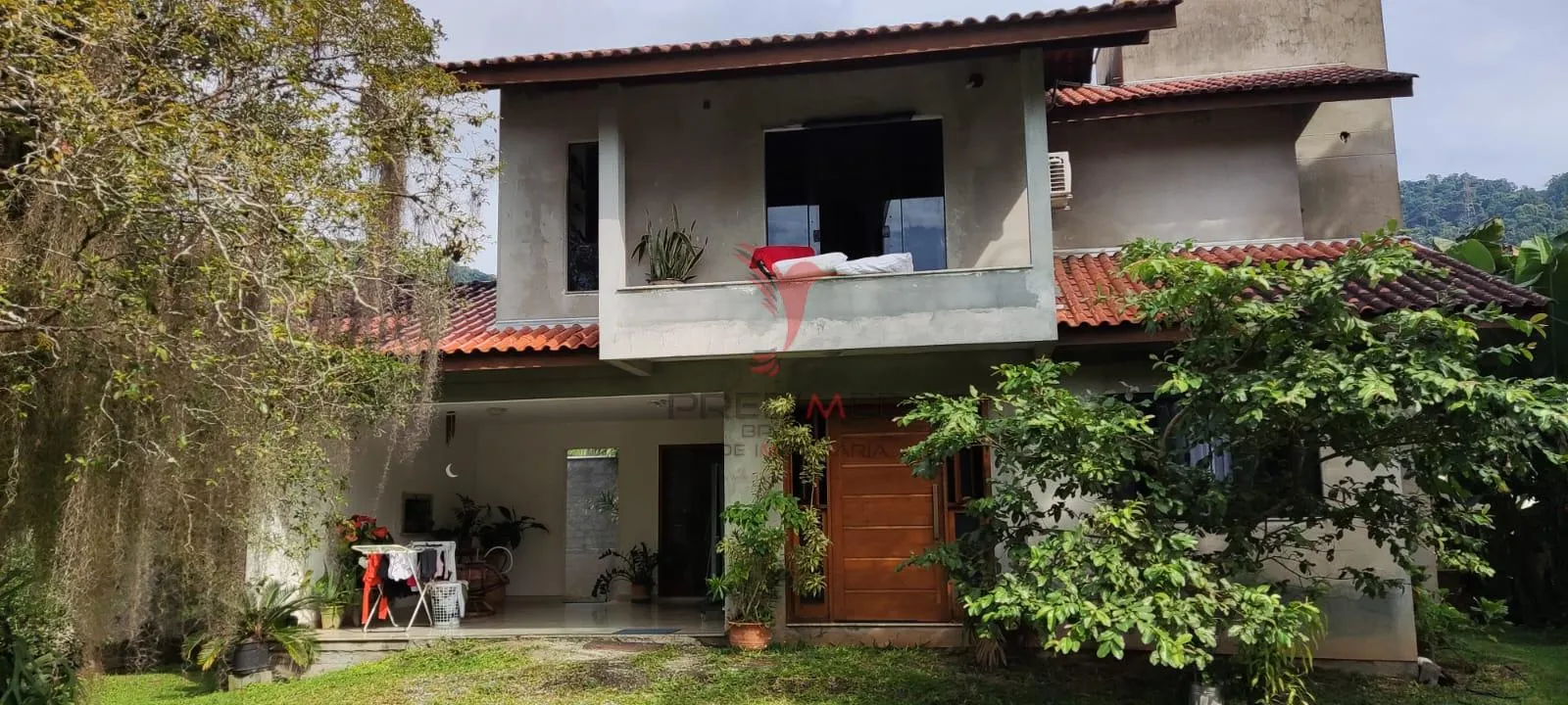Imagem Casa com 4 Dormitórios com sacadas, sala e terreno grande