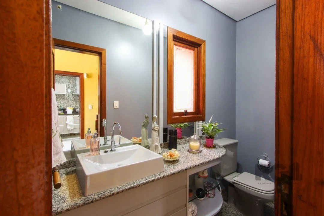 Imagem Casa com 4 dormitórios, sendo 1 suíte, com 2 vagas cobertas, no bairro Nonoai, Porto Alegre, RS