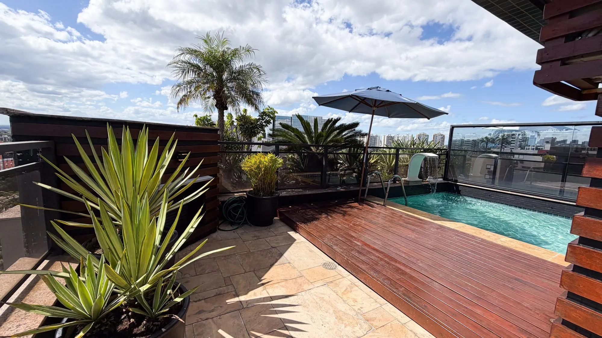 Imagem Vende-se linda cobertura com 3 quartos (1 suíte), 209m², 2 vagas e piscina - Três Figueiras