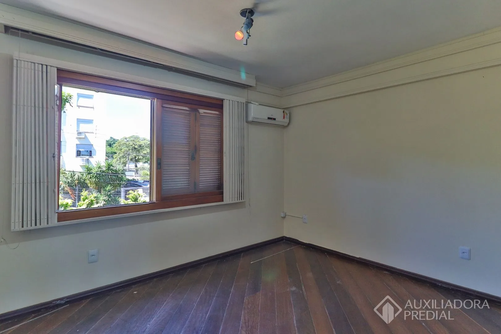 Imagem Excelente casa com 5 dormitórios no bairro Cristal