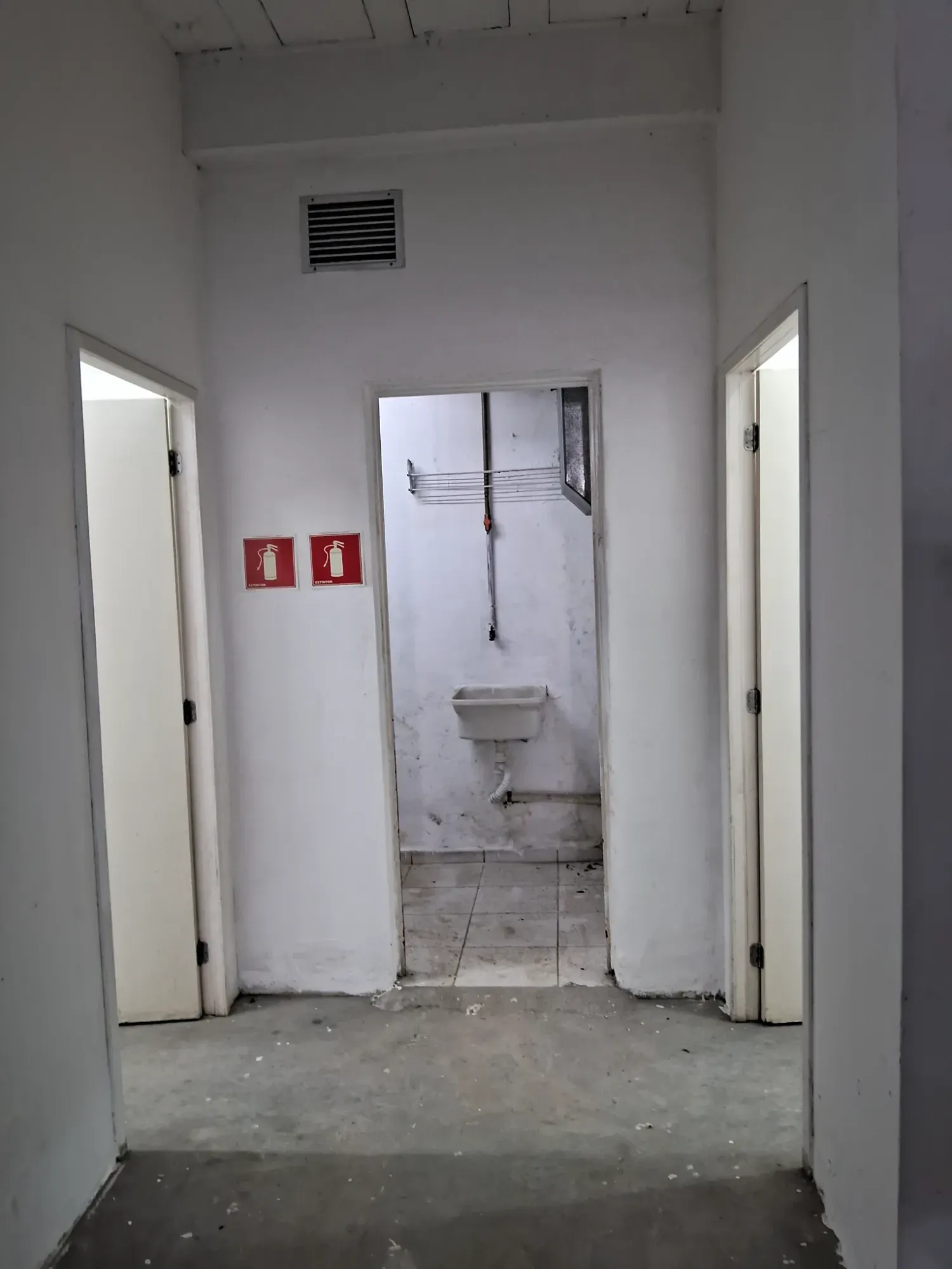 Imagem Galpão para Alugar, 242 m² em Vila Anastácio - São Paulo