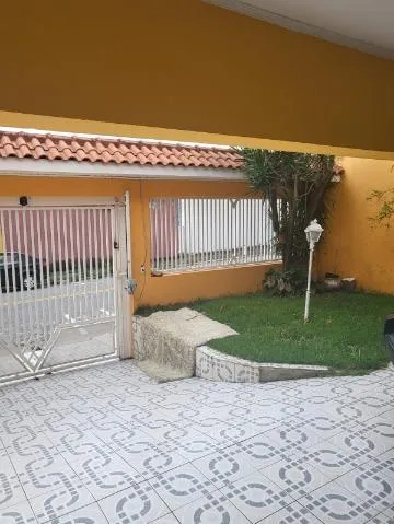 Imagem VENDA E LOCAÇÃO DE SOBRADO NA VILA VIRGÍNIA, EM ITAQUAQUECETUBA/SP, 200m² com varanda, jardim, cozinha ampla, 3 salas e suíte com hidro. CONSULTE-NOS.