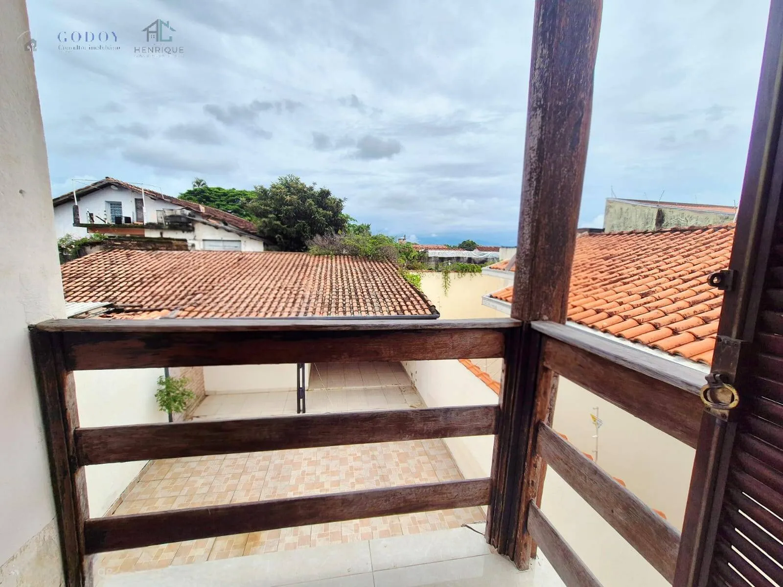 Imagem Sobrado com 4 Quartos e Garagem para 4 Carros