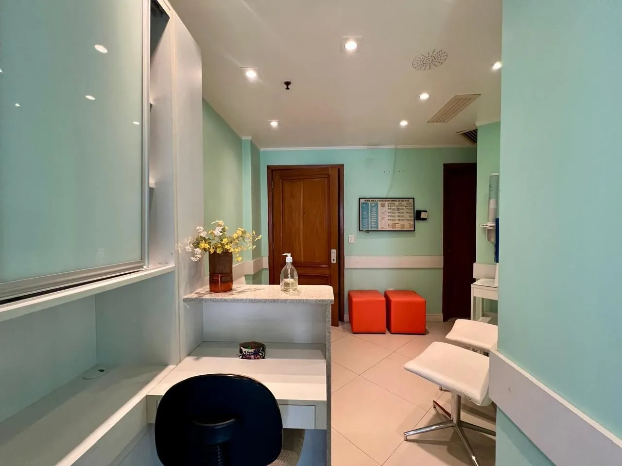 Imagem Clínica Odontológica mobiliada e equipada, 38 m2 com 2 vagas individuais na Av. Vinte e Quatro de Outubro
