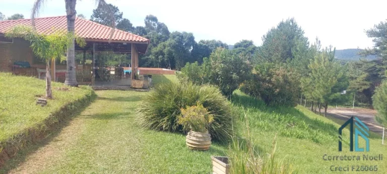 Imagem Chácara/Pousada a venda, 03 casas, 07 quartos, em ótima localização em São José dos Pinhais PR