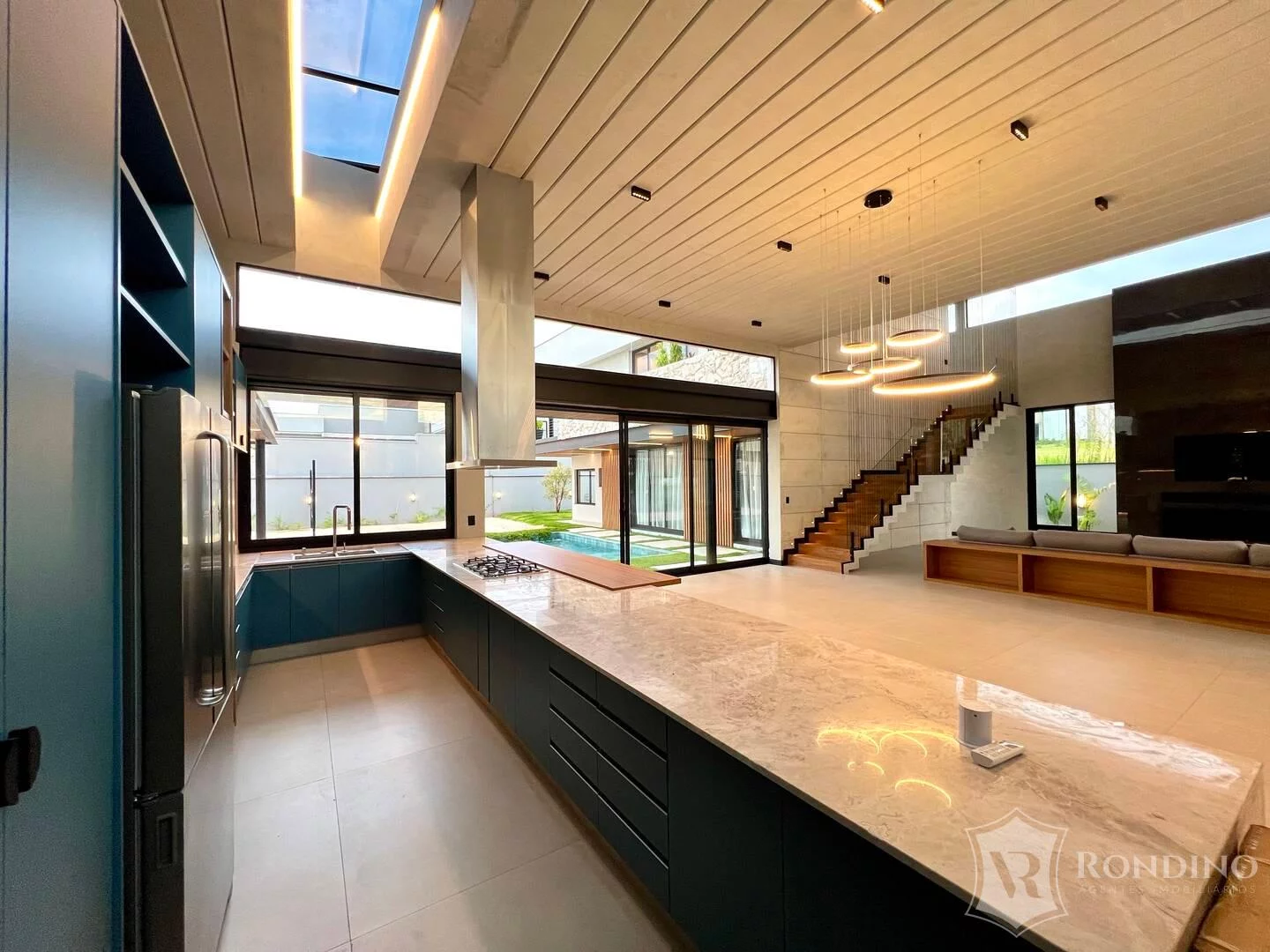 Imagem Casa sobrado em condomínio, 04 suítes, varanda gourmet, piscina