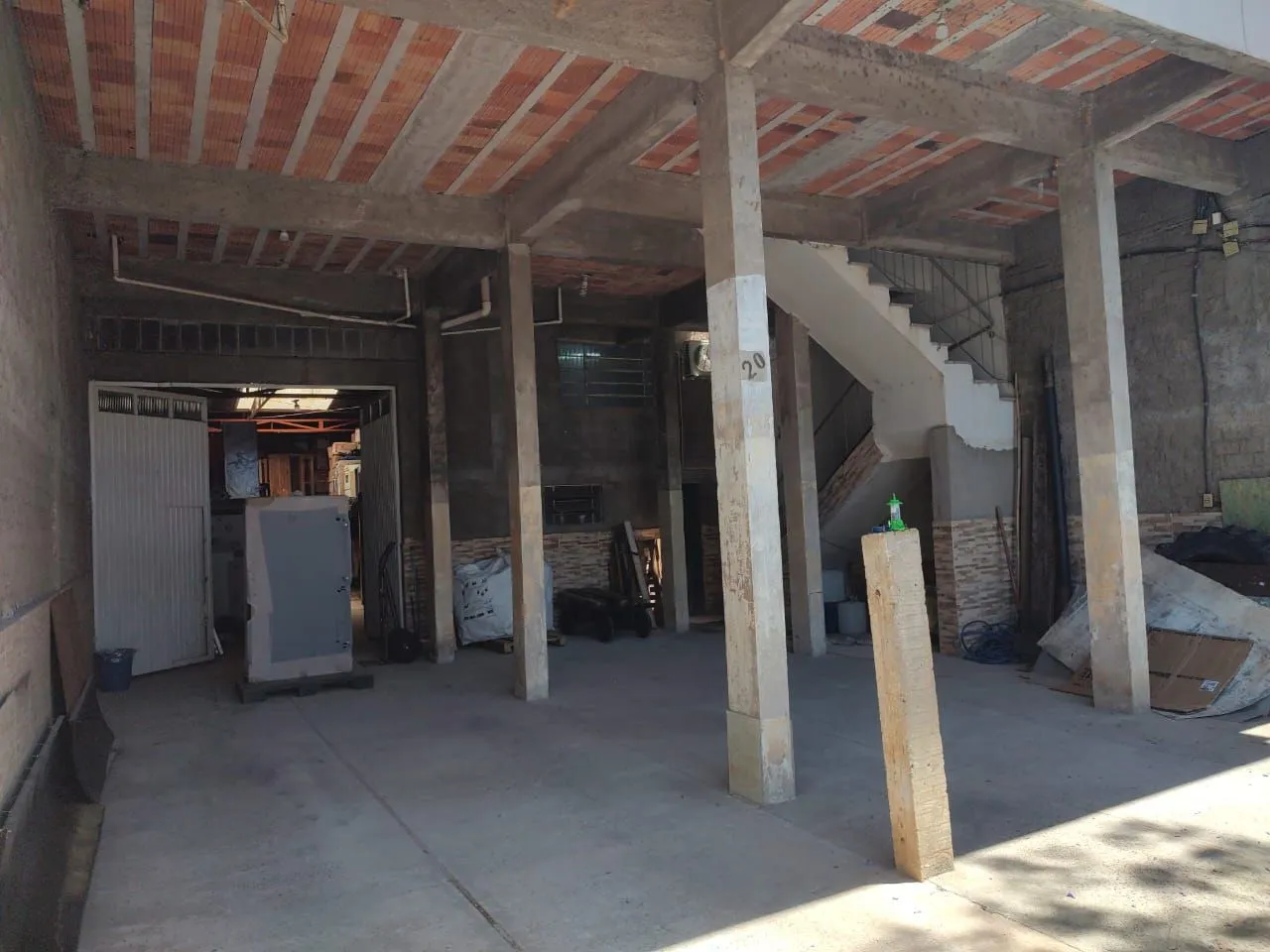 Imagem Vende Casa Comercial com deposito na parte de baixo, 289,80m²residência em cima.