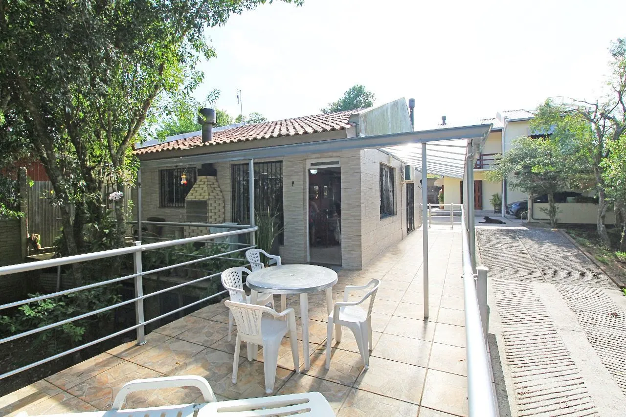 Imagem Duas casas em meio a muita natureza