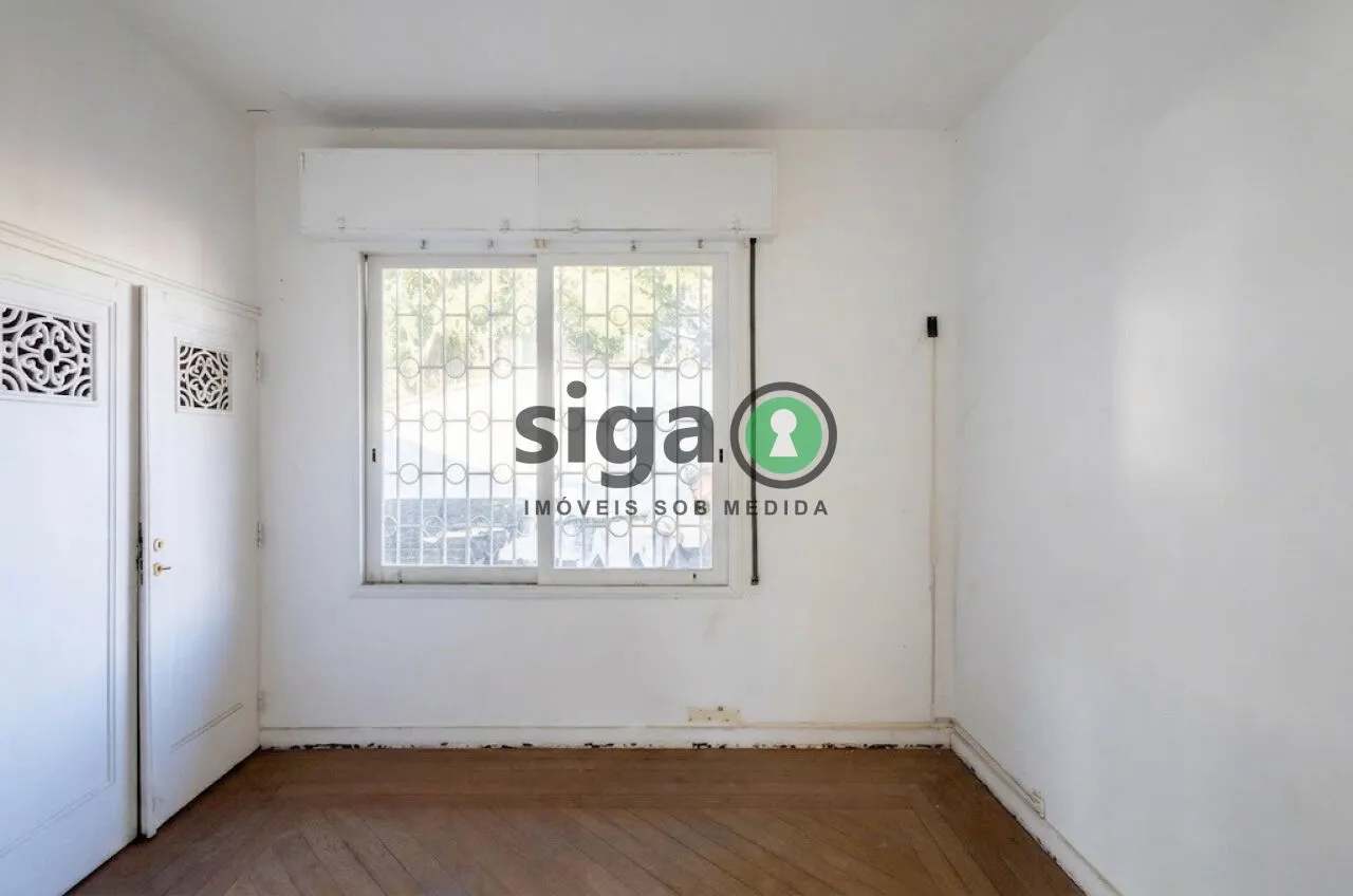 Imagem Casa a venda no bairro do Pacaembu, com 4 quartos e 4 vagas.