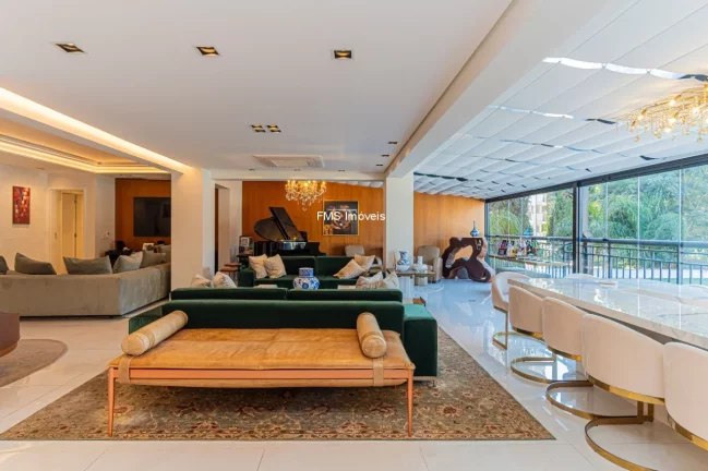 Foto do imóvel Apartamento de Alto Padrão de 3 suítes em Moema com 330m² e 4 vagas de garagem.