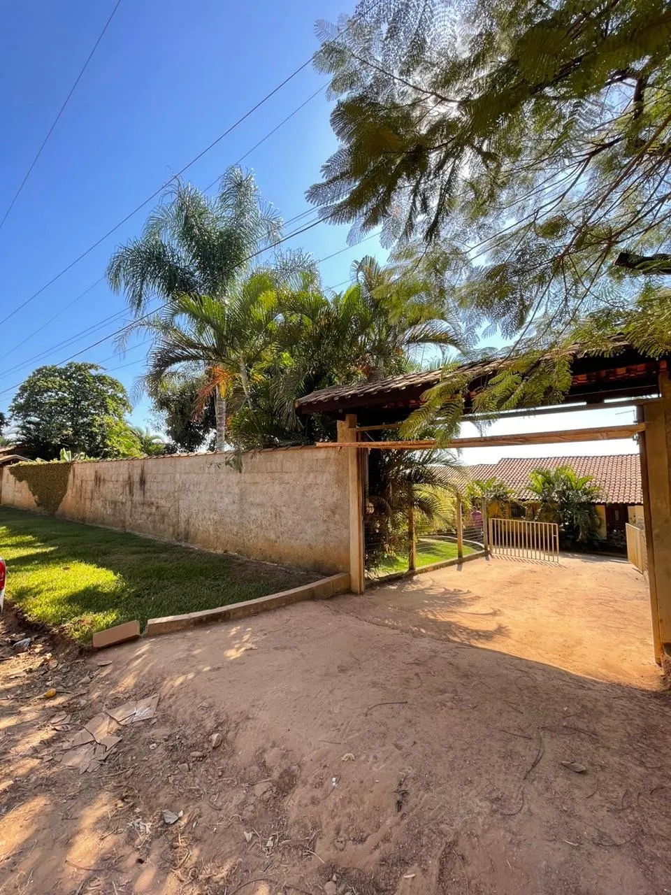 Imagem Chácara à venda com três construções no terreno sendo uma semi nova, Goiabal, Pindamonhangaba, SP