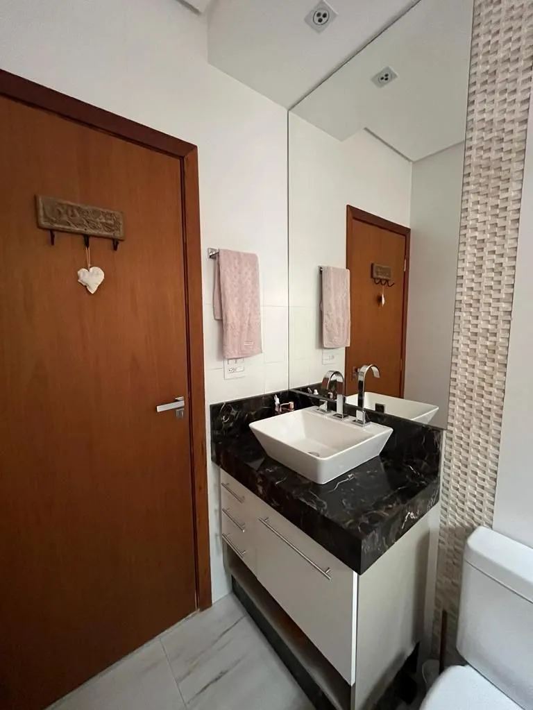 Imagem Residência Exclusiva no Condomínio Horto Florestal 1 com Design Moderno e Aconchegante