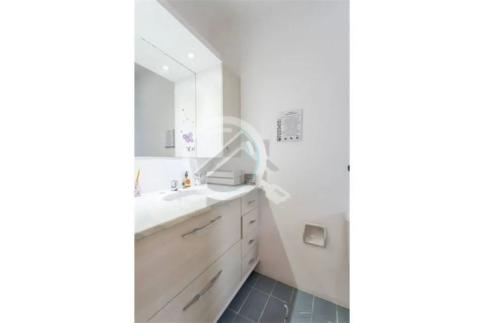 Imagem Explore uma rara oportunidade de residir no coração do prestigiado bairro Moinhos de Vento, em Por...
