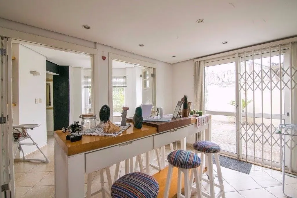 Imagem Casa de esquina com 6 dormitórios, 430m², piscina, 4 vagas