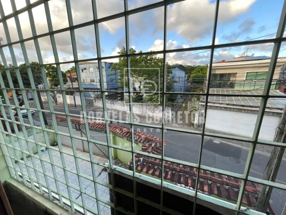 Imagem Casa Amarela - Residência Ampla e Bem Localizada