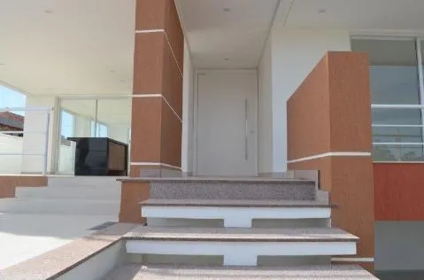 Imagem VENDA DE SOBRADO NO CONDOMÍNIO VERDES LAGOS, EM ARUJÁ/SP, com 453m², 05 suítes, piscina, churrasqueira, 03 salas e 04 vagas cobertas, CONSULTE-NOS.