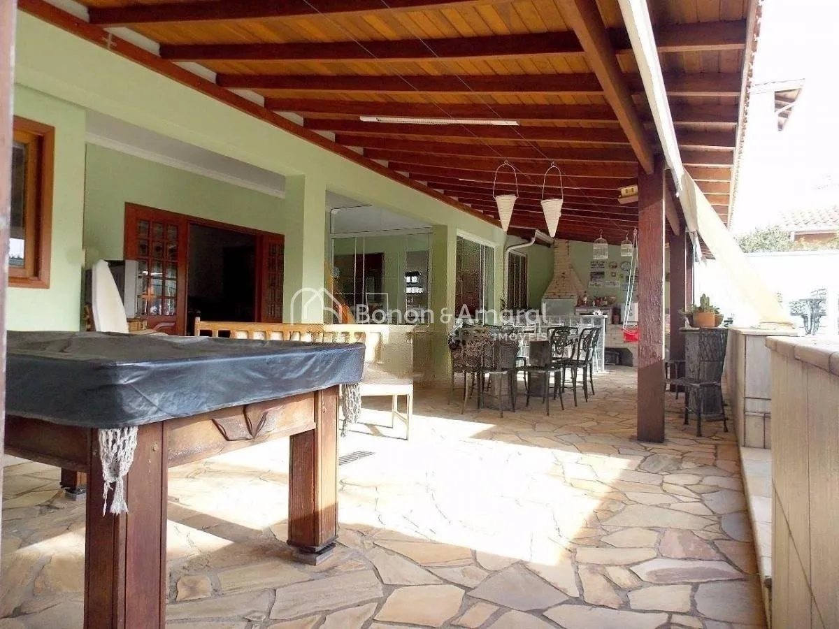 Imagem Casa com 337 m² e 4 quartos