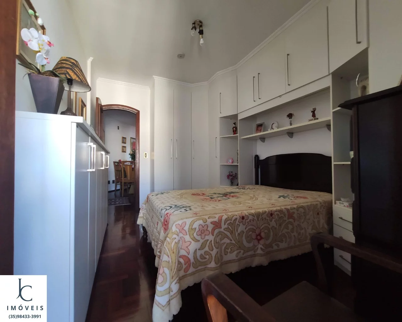 Imagem Maravilhoso apartamento à venda no centro de São Lourenço MG. Sala e quarto com varanda. Edifício com piscina, sauna, salão de jogos e de festas