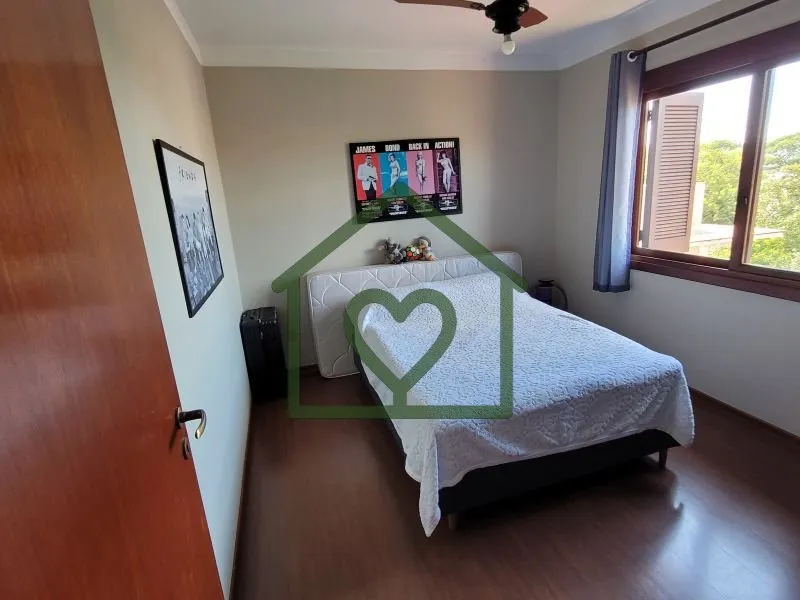 Imagem Casa estilo " tradicional", sólida, construída p/ morar e ter muita história, como disse o propri...