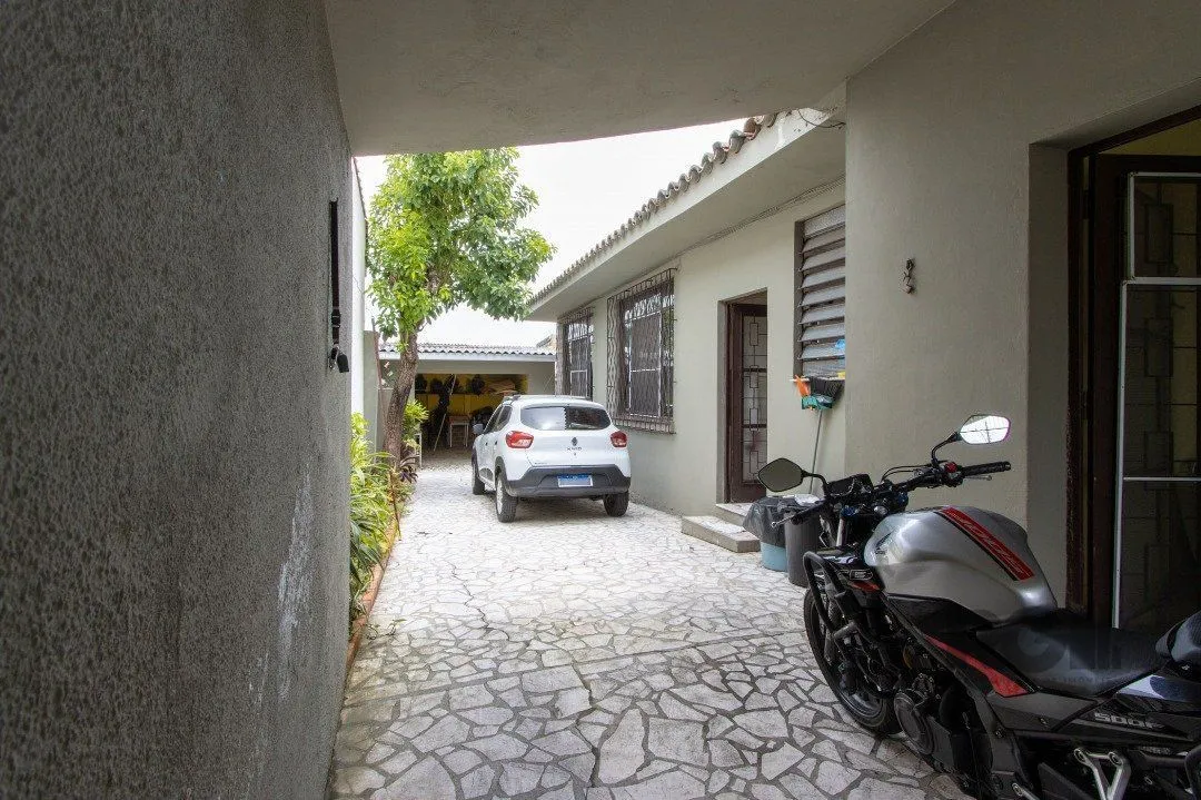 Imagem Casa térrea, 3 quartos, 2 banheiros, com pátio no Bairro Cavalhada