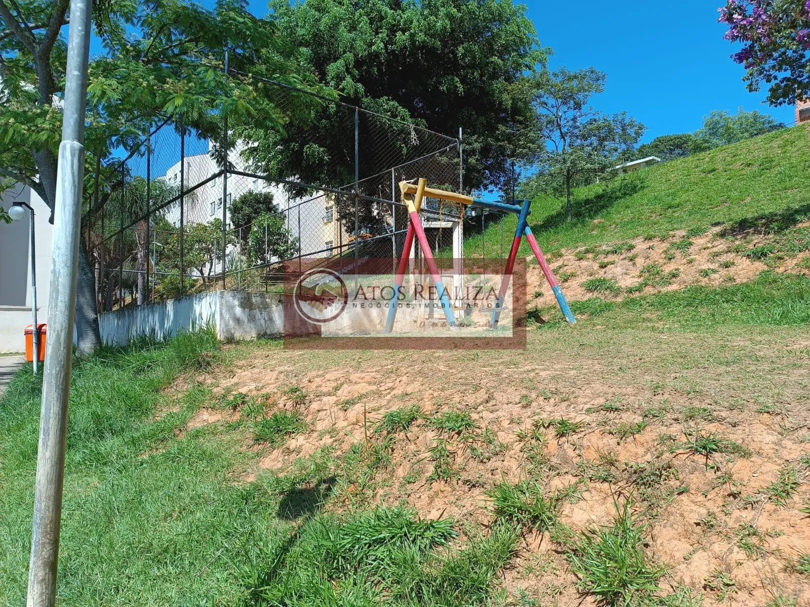 Imagem Vendo Oportunidade no Guarapiranga. Apartamento de 2 dormitórios, Sala, cozinha,Banheiro, área de serviço, 1 vaga de garagem, por R$. 150.000, aceita carro e moto como parte de pagamento, próximo ao parque Guarapiranga. Oportunidade.