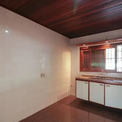 Imagem Casa à venda com 4 dormitorios no Bairro Nonoai - Porto Alegre