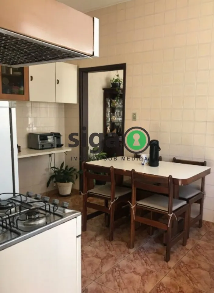 Imagem Sobrado Espaçoso com 4 Dormitórios e 6 Vagas em Região Nobre